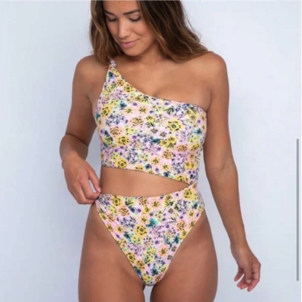 Skatie Florence Nicole One-Piece Size L but fits M Medium (Runs Small)